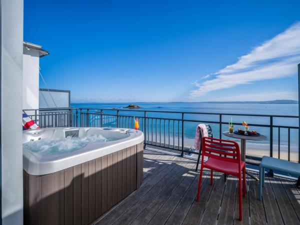 Hôtel Valdys Thalasso & Spa - la Baie : photo 1 de la chambre suite junior de luxe avec bain à remous - vue sur mer
