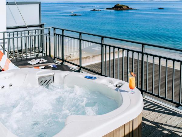 Hôtel Valdys Thalasso & Spa - la Baie : photo 7 de la chambre suite junior de luxe avec bain à remous - vue sur mer
