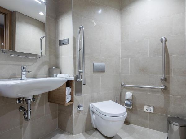 Hampton by Hilton Istanbul Zeytinburnu : photo 7 de la chambre chambre lit queen-size - pour personnes à mobilité réduite