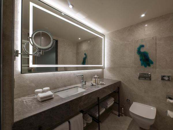 DoubleTree by Hilton Istanbul - Sirkeci : photo 6 de la chambre chambre lit queen-size deluxe