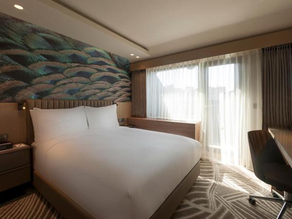 DoubleTree by Hilton Istanbul - Sirkeci : photo 5 de la chambre chambre lit queen-size avec balcon