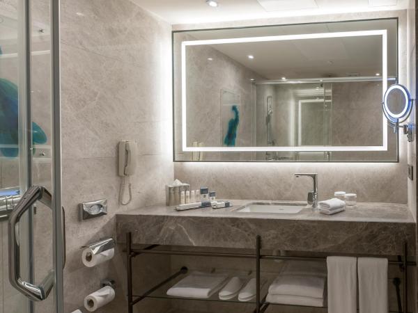 DoubleTree by Hilton Istanbul - Sirkeci : photo 7 de la chambre chambre lit queen-size avec balcon