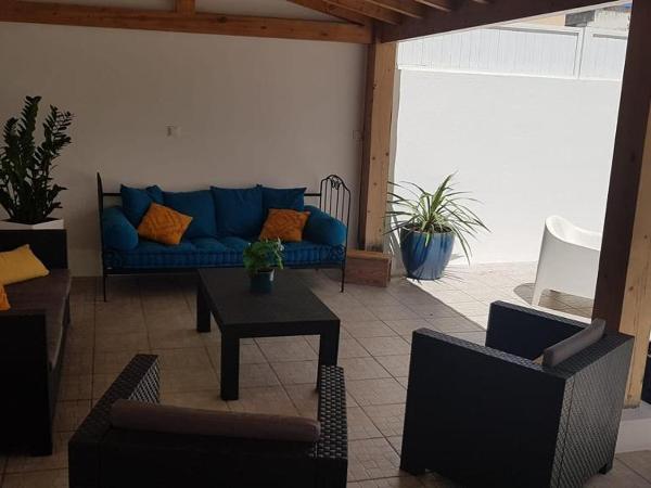 White Guest House : photo 4 de la chambre appartement 4 chambres avec terrasse