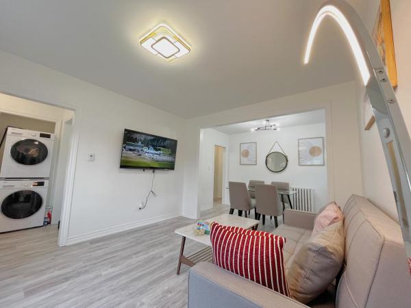 2B with parking, 10km to Toronto downtown : photo 1 de la chambre maison 2 chambres