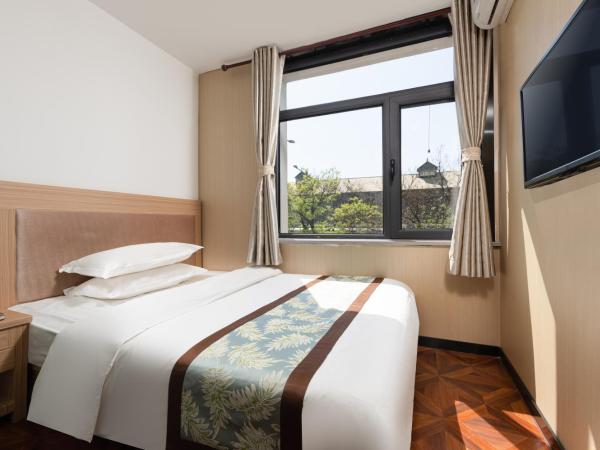 East Sacred Hotel ---Foreign Accept---Tourism Service English-speaking 丨 Near Tiananmen Forbidden City丨Very close to Metro ZhangziZhong And BeixinQiao 丨Free Advance tickets and Laundry Drying service coffee mineral water and snacks丨Ice cream : photo 1 de la chambre chambre supérieure lit queen-size