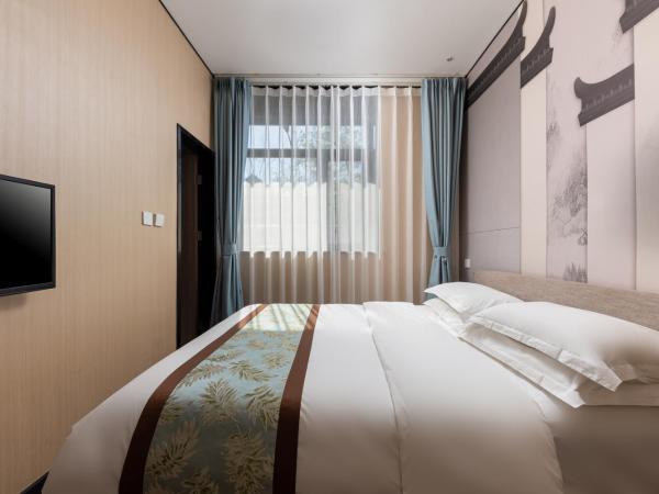 East Sacred Hotel ---Foreign Accept---Tourism Service English-speaking 丨 Near Tiananmen Forbidden City丨Very close to Metro ZhangziZhong And BeixinQiao 丨Free Advance tickets and Laundry Drying service coffee mineral water and snacks丨Ice cream : photo 3 de la chambre chambre supérieure lit queen-size