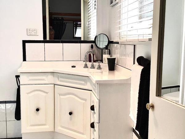 Kurrajong House : photo 8 de la chambre chambre lit king-size newton