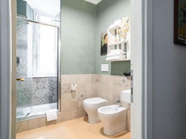 La Piazzetta Rooms & Apartments : photo 4 de la chambre chambre double avec salle de bains privative séparée