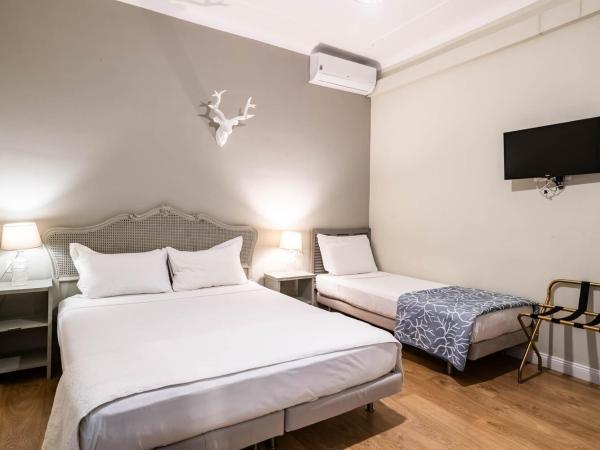 La Piazzetta Rooms & Apartments : photo 2 de la chambre chambre triple avec salle de bains privative séparée