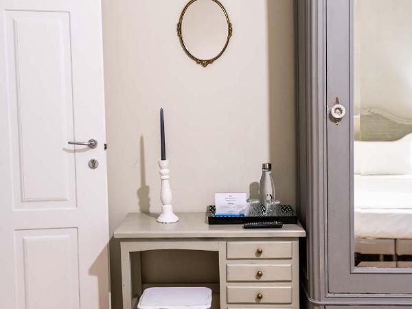 La Piazzetta Rooms & Apartments : photo 4 de la chambre chambre triple avec salle de bains privative séparée