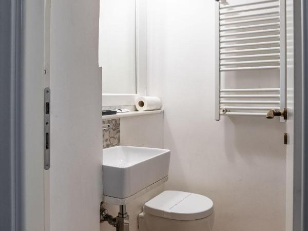 La Piazzetta Rooms & Apartments : photo 5 de la chambre chambre triple avec salle de bains privative séparée