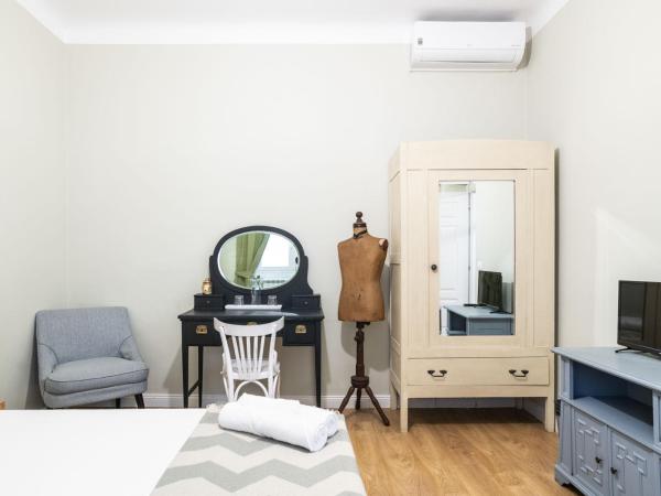 La Piazzetta Rooms & Apartments : photo 4 de la chambre deux chambres adjacentes avec salle de bains privative séparée