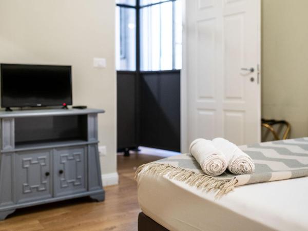 La Piazzetta Rooms & Apartments : photo 6 de la chambre deux chambres adjacentes avec salle de bains privative séparée