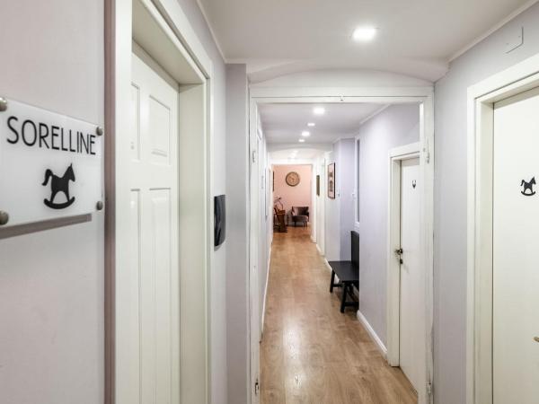 La Piazzetta Rooms & Apartments : photo 8 de la chambre deux chambres adjacentes avec salle de bains privative séparée