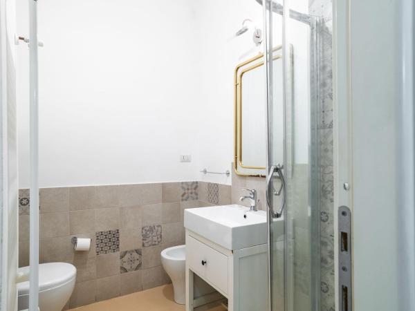 La Piazzetta Rooms & Apartments : photo 9 de la chambre deux chambres adjacentes avec salle de bains privative séparée