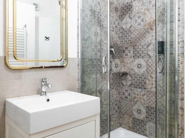 La Piazzetta Rooms & Apartments : photo 10 de la chambre deux chambres adjacentes avec salle de bains privative séparée