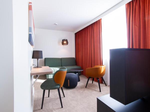 Novotel Lyon Confluence : photo 1 de la chambre suite avec lit double et canapé double