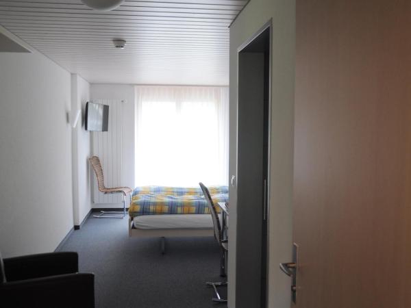Ferien- und Familienhotel Alpina Adelboden : photo 2 de la chambre chambre double avec balcon