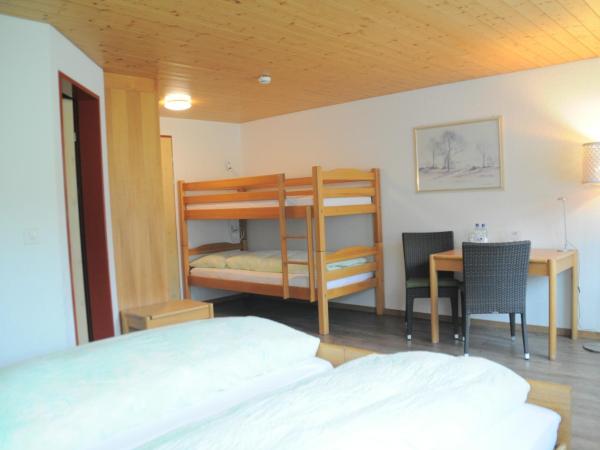 Ferien- und Familienhotel Alpina Adelboden : photo 3 de la chambre chambre familiale (2 adultes et 2 enfants)