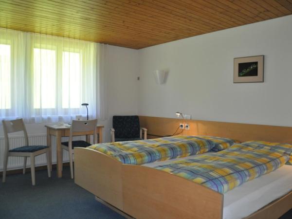 Ferien- und Familienhotel Alpina Adelboden : photo 1 de la chambre chambre double