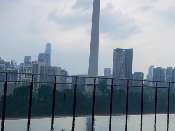 Studio with balcony : photo 1 de la chambre suite