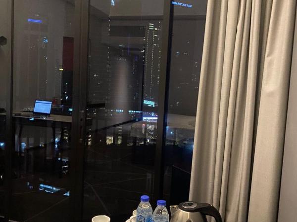 Studio with balcony : photo 4 de la chambre suite