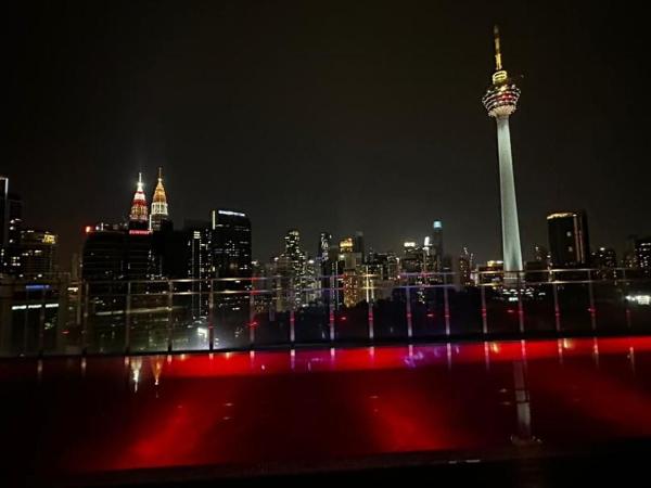 Studio with balcony : photo 8 de la chambre suite