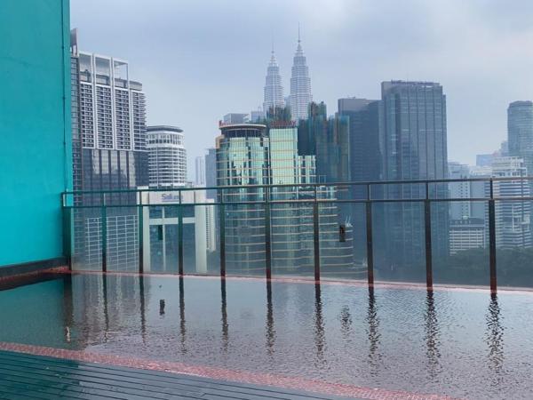 Studio with balcony : photo 9 de la chambre suite