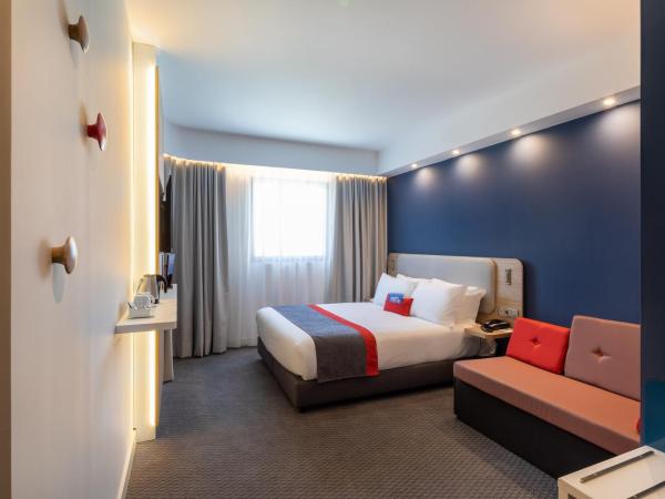 Holiday Inn Express Porto City Centre, an IHG Hotel : photo 1 de la chambre chambre double standard avec canapé-lit simple