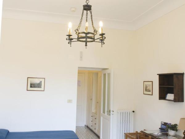 Hotel Villa Sarah : photo 2 de la chambre chambre triple supérieure avec balcon et vue sur le jardin