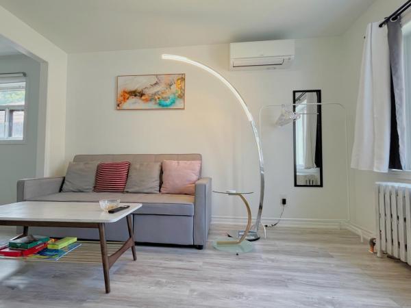 2B with parking, 10km to Toronto downtown : photo 2 de la chambre maison 2 chambres