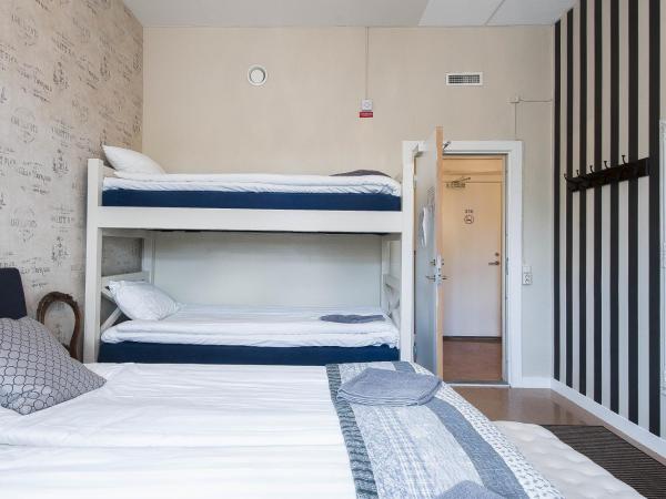 Centralstationens Vandrarhem : photo 9 de la chambre chambre quadruple avec salle de bains commune