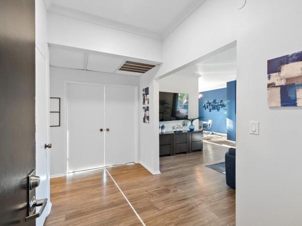 Beverly Hills Penthouse 2 BR Apt with Parking 407 : photo 5 de la chambre appartement 2 chambres