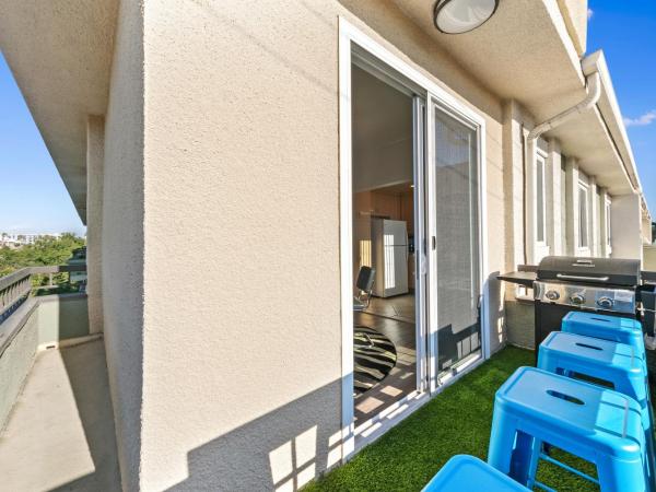 Beverly Hills Penthouse 2 BR Apt with Parking 407 : photo 10 de la chambre appartement 2 chambres