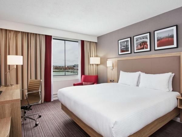 Hilton Garden Inn Dublin City Centre : photo 2 de la chambre chambre lit king-size - vue sur rivière