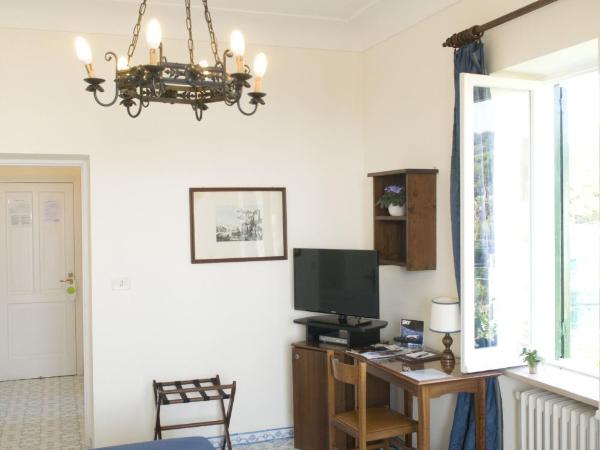 Hotel Villa Sarah : photo 7 de la chambre chambre double supérieure avec balcon et vue sur le jardin