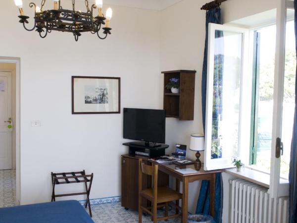 Hotel Villa Sarah : photo 8 de la chambre chambre double supérieure avec balcon et vue sur le jardin