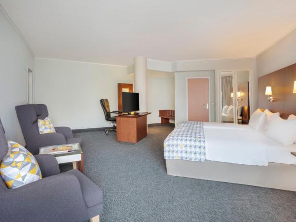 Holiday Inn Munich - South, an IHG Hotel : photo 8 de la chambre luxueuse chambre king avec balcon