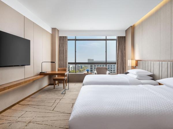 Four Points by Sheraton Shanghai, Kangqiao : photo 2 de la chambre premier room with guest room with 2 twin/single bed(s), city view