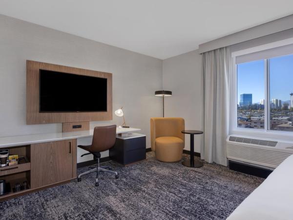 DoubleTree by Hilton Las Vegas East Flamingo : photo 9 de la chambre chambre lit king-size avec douche accessible en fauteuil roulant - adaptée aux personnes à mobilité réduite/malentendantes 
