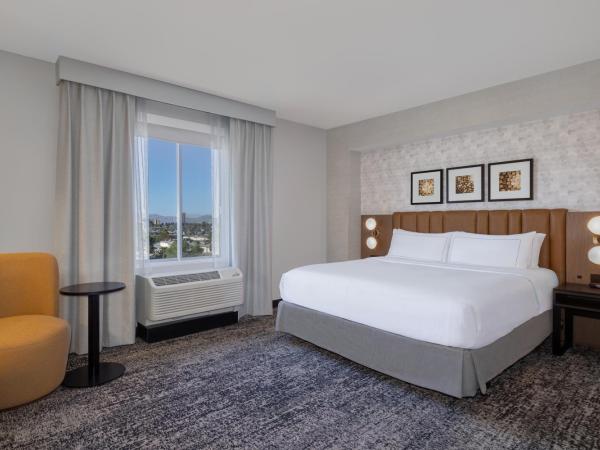 DoubleTree by Hilton Las Vegas East Flamingo : photo 8 de la chambre chambre lit king-size avec douche accessible en fauteuil roulant - adaptée aux personnes à mobilité réduite/malentendantes 