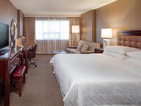 Sheraton Cavalier Calgary Hotel : photo 2 de la chambre chambre lit king-size avec canapé-lit