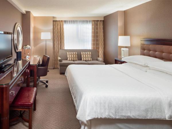 Sheraton Cavalier Calgary Hotel : photo 1 de la chambre chambre lit king-size avec canapé-lit - pas d'accès au parc aquatique