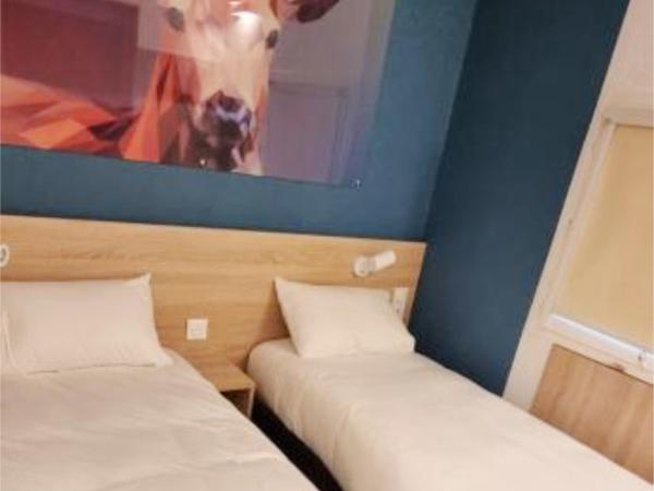 Kyriad Direct Narbonne Sud : photo 6 de la chambre chambre lits jumeaux avec 2 lits simples, connexion wi-fi gratuite, climatisation et douche