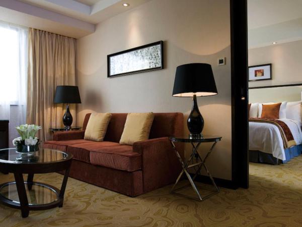 Courtyard By Marriott Shanghai Xujiahui : photo 4 de la chambre suite lit king-size exécutive avec accès au salon exécutif - vue sur ville