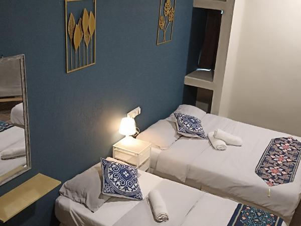 Wayton Express : photo 8 de la chambre chambre triple avec salle de bains commune