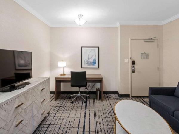 DoubleTree by Hilton South Charlotte Tyvola : photo 4 de la chambre suite lit king-size 2 pièces avec canapé-lit