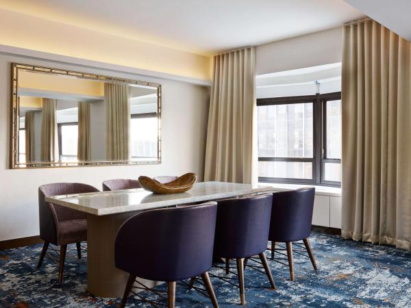 New York Hilton Midtown : photo 3 de la chambre suite d'angle présidentielle 1 lit king-size avec canapé-lit