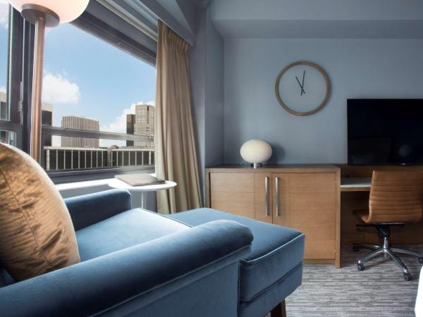 New York Hilton Midtown : photo 3 de la chambre chambre lit king-size ville avec canapé-lit