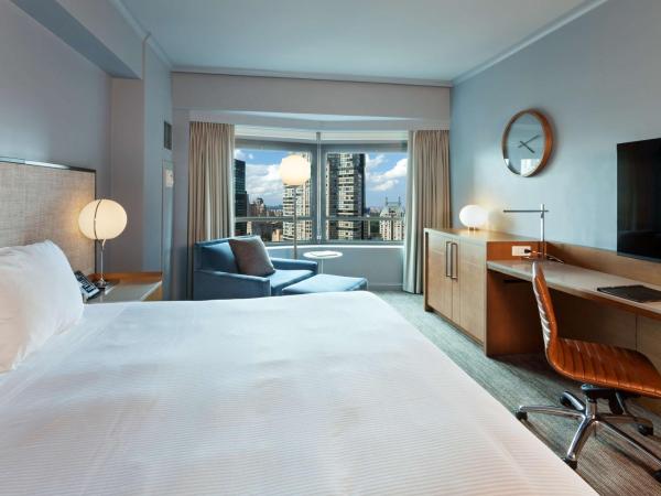 New York Hilton Midtown : photo 4 de la chambre chambre lit king-size ville avec canapé-lit